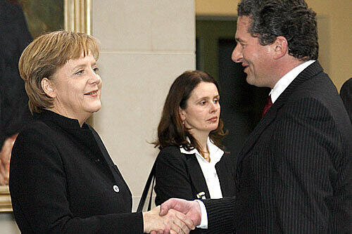 Kanzlerin Merkel begrüßt den Botschafter in Deutschland, Prinz Stefan von und zu Liechtenstein