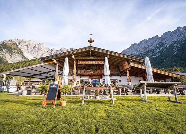 Die Wochenbrunner Alm in Ellmau, im Hintergrund das Kaisergebirge. 500 Meter weiter unten an der Straße stand der Münchner Christbaum 87 Jahre lang. Die Wochenbrunner Alm in Ellmau, im Hintergrund das Kaisergebirge. 500 Meter weiter unten an der Straße stand der Münchner Christbaum 87 Jahre lang.