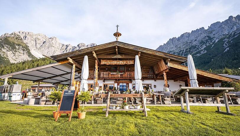Die Wochenbrunner Alm in Ellmau, im Hintergrund das Kaisergebirge. 500 Meter weiter unten an der Straße stand der Münchner Christbaum 87 Jahre lang. Die Wochenbrunner Alm in Ellmau, im Hintergrund das Kaisergebirge. 500 Meter weiter unten an der Straße stand der Münchner Christbaum 87 Jahre lang.