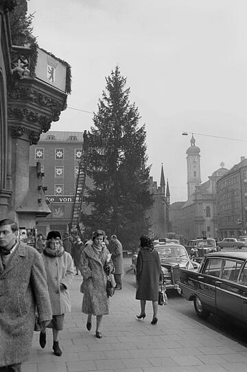 Hektisches Treiben am Marienplatz, 1963.