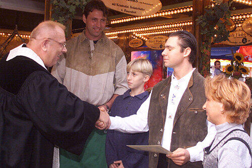 Karl-Heinz Hollweg weihte als falscher Pfarrer 2000 das &bdquo;Alte Brauhaus&ldquo; der Schaustellerfamilie Dölle auf der Fürther Kerwa ein.