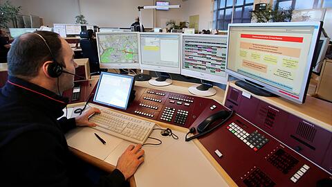Die Einsatzkr&auml;fte der Integrierten Leitstelle in M&uuml;nchen nahmen die erforderlichen Informationen auf und griffen bei dem medizinischen Notfall in Bibione vermittelnd ein. (Archivbild)