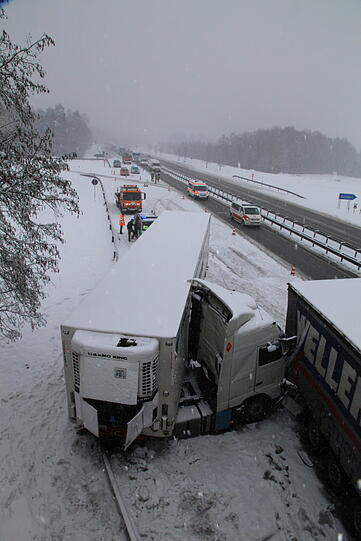 Auf der A8 rutscht ein Lkw am Dienstag auf das vorausfahrende Fahrzeug. Wegen Schneeglätte kam er nicht mehr rechtzeitig zum Stehen. Die zwei Fahrer werden verletzt.