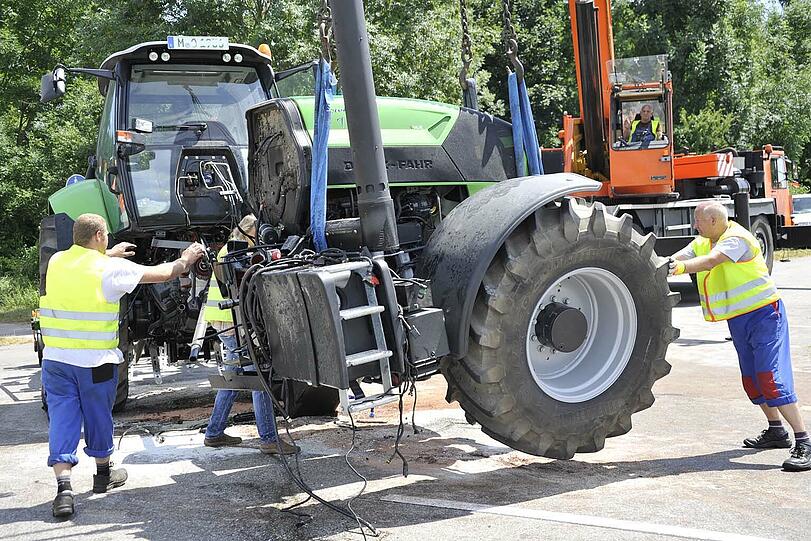 Spektakuläre Fotos von der Bergung: Ein Lieferwagen ist in Ismaning gegen einen Traktor gedonnert. Dabei ist die Zugmaschine in der Mitte auseinander gebrochen!