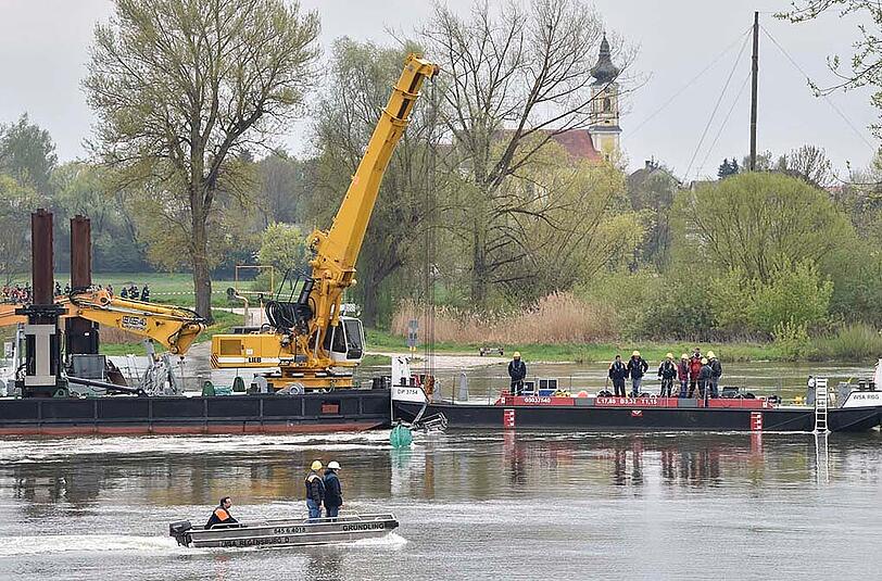 Bilder vom Großeinsatz in Mariaposching an der Donau. Am Dienstag ist hier eine Fähre gesunken &ndash; die Bergungsarbeiten sind aufwendig.