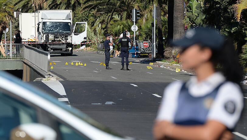 Nach der Terror-Attacke in Nizza verlängert Frankreich den Ausnahmezustand ein weiteres Mal. Nach der Terror-Attacke in Nizza verlängert Frankreich den Ausnahmezustand ein weiteres Mal.