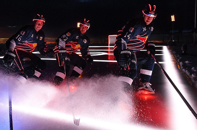 Die DEL-Profis des EHC Red Bull München spielen Eishockey auf der Zugspitze - anlässlich des 110. Markengeburtstages von Partner Osram. Die faszinierenden Bilder aus 3.000 Meter Höhe.