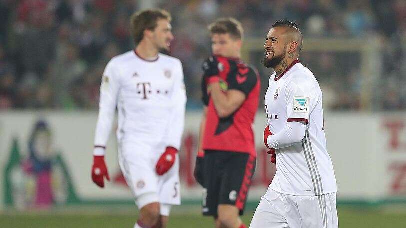 Nichts geht mehr: Arturo Vidal muss im Spiel in Freiburg vom Platz.