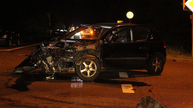 Der Flüchtige rammte an einer Kreuzung mit seinem Audi einen VW Polo. Die Bilder vom spektakulären Crash.