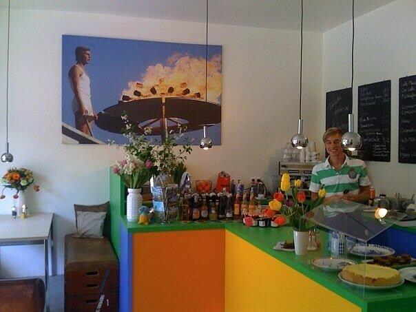 Gemütlich und ein wahrer Fundus an Olympia-Devotionalien: Das Café "München 72" in der Kohlstraße.