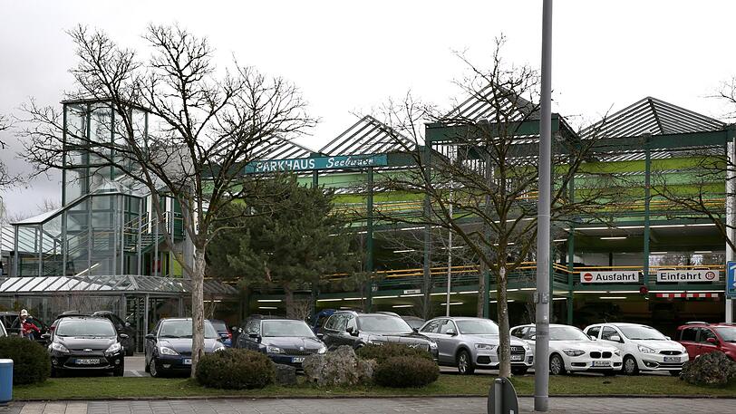 Auf dem Parkhaus-Dach soll der neue Bolzplatz entstehen.