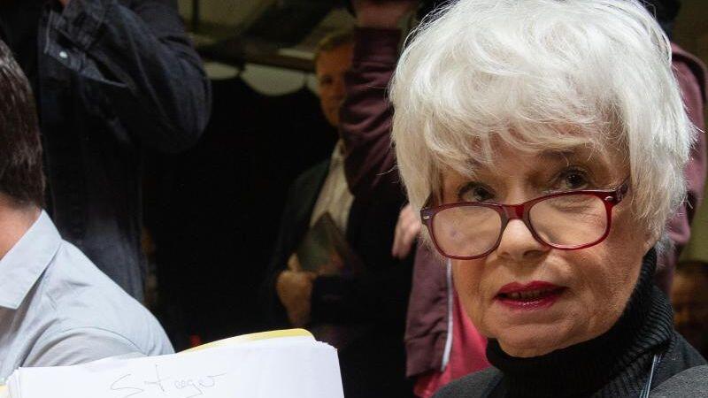 Ingrid Steeger beim Probenbeginn in Bad Hersfeld mit dem Manuskript für das Stück "Der Prozess".