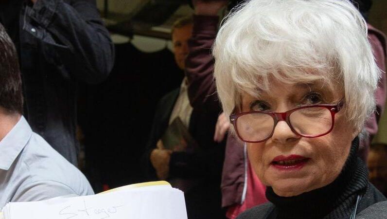 Ingrid Steeger beim Probenbeginn in Bad Hersfeld mit dem Manuskript für das Stück "Der Prozess". Ingrid Steeger beim Probenbeginn in Bad Hersfeld mit dem Manuskript für das Stück "Der Prozess".