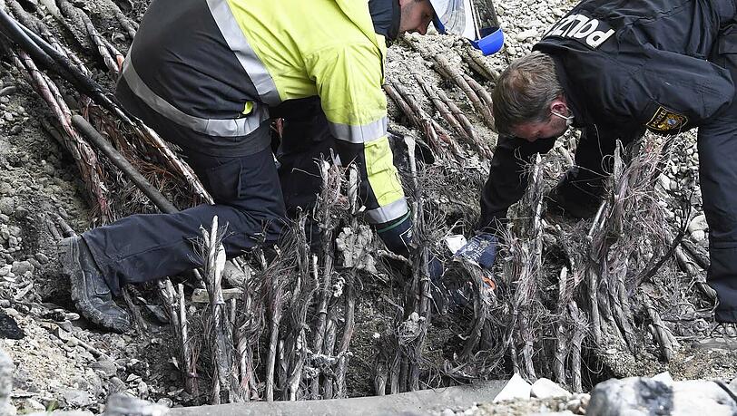 Brandfahnder am Morgen nach dem Brand auf der Baustelle im Mai 2021. Haben die Polizisten nun eine neue Spur? (Archivbild)