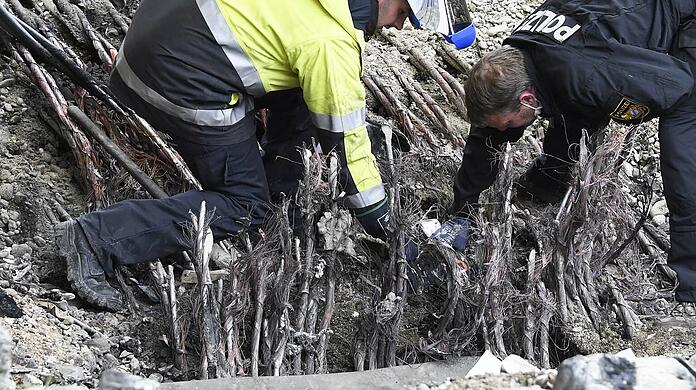 Brandfahnder am Morgen nach dem Brand auf der Baustelle im Mai 2021. Haben die Polizisten nun eine neue Spur? (Archivbild)