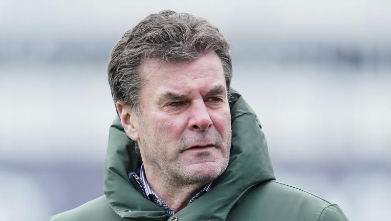Dieter Hecking steht vor einem Spiel auf dem Spielfeld.