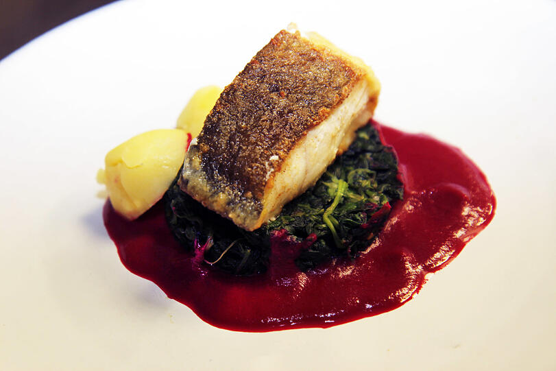 Dritter Gang: Kabeljau mit Blattspinat und Rote-Beete-Sauce.