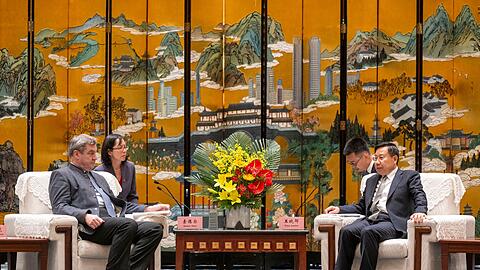 Markus Söder, (l, CSU) Ministerpräsident von Bayern, und Wang Xiaohui (r), Parteisekretär der Kommunistischen Partei, unterhalten sich.