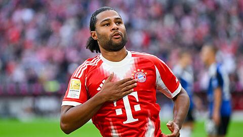 Serge Gnabry jubelt nach seinem Tor. Die Brust des Nationalspielers ist gerade breit.