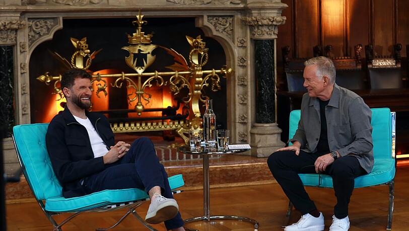 Der Rahmen h&auml;tte schlechter sein k&ouml;nnen: Moderator Johannes B. Kerner hielt sein Interview mit Thomas M&uuml;ller im kleinen Sitzungssaal des M&uuml;nchner Rathauses.