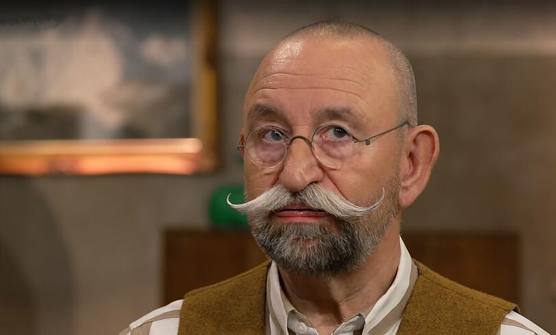 "Du hast so sch&ouml;ne &Auml;uglein!" Horst Lichter (64) war in der Montagsausgabe von "Bares f&uuml;r Rares" (ZDF) von einer Verk&auml;uferin besonders angetan: "Ein sch&ouml;nes Gem&auml;lde, eine bezaubernde Dame", begr&uuml;&szlig;te der Moderator Maja Zimdars-Kaus (68) zirpend und lobte dann die Augen der Rentnerin: "Die strahlen so sch&ouml;n!"