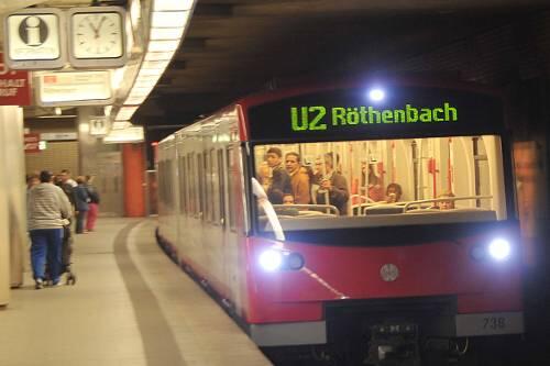 Fährt jetzt auch ohne Fahrer: Die U 2 unterwegs nach Röthenbach. Die bis zu 80 Stundenkilomter schnellen Züge fahren automatisch.