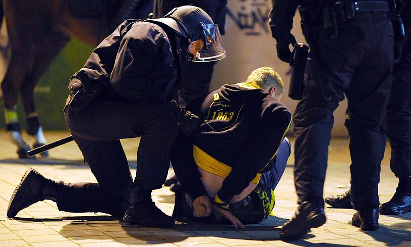 31.10.2012 Bei den Krawallen rund um das DFB-Pokalspiel zwischen Bundesligist Hannover 96 und dem Zweitligisten Dynamo Dresden gibt es neun Verletzte. Nachdem gewaltbereite Dresdner Fans vor dem Spiel die Stadioneingänge der AWD-Arena stürmten, werden drei Anhänger festgenommen. Außerdem kommen 18 Personen vorübergehend in polizeiliches Gewahrsam.