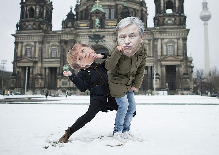 Berlin/ Teilnehmer eines Flashmobs mit den Konterfeis von Bundeskanzlerin Angela Merkel (CDU) und Berlins Regierendem Buergermeister Klaus Wowereit (SPD) tanzen am Mittwoch (20.02.13) im Lustgarten in Berlin vor dem Berliner Dom den Modetanz "Harlem Shake"