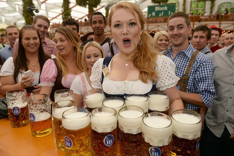 Alle Hände voll zu tun für die Wiesn-Bedienungen. Respekt!