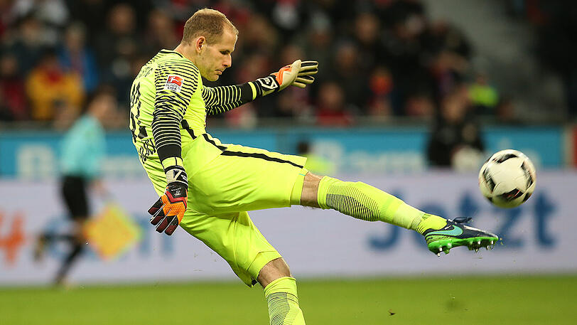 Der Ungar Gulácsi ist ein guter, solider Bundesliga-Torhüter, der nun gegen Bayern abgeprüft wird. Wertung klar an Neuer. Stand: 1:0 für Bayern