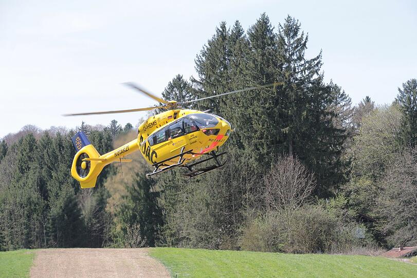 Trümmer auf der Staatsstraße 2093 bei Frasdorf. Hier verlor ein junger Motorradfahrer sein Leben - die Bilder vom Rettungseinsatz.