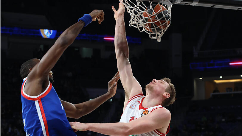 Im Duell mit Istanbuls James Anderson: Bayern-Center Leon Radosevic.