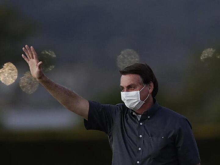 Bolsonaro bezeichnete das Coronavirus mehrfach als "leichte Grippe" und lehnte Einschränkungen und Schutzmaßnahmen ab.