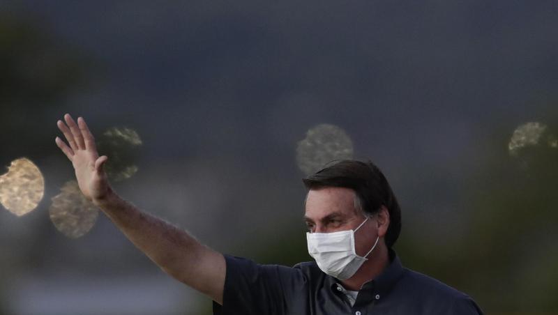 Bolsonaro bezeichnete das Coronavirus mehrfach als "leichte Grippe" und lehnte Einschränkungen und Schutzmaßnahmen ab. Bolsonaro bezeichnete das Coronavirus mehrfach als "leichte Grippe" und lehnte Einschränkungen und Schutzmaßnahmen ab.