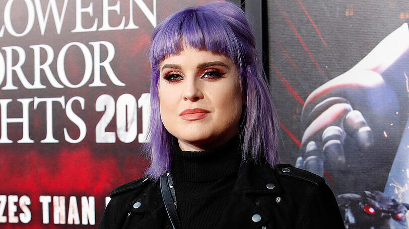 Kelly Osbournes Kopf ziert derzeit eine besondere Farbenpracht.