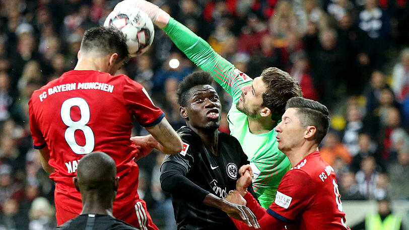 JAVI MARTINEZ, NOTE 3: Der Triple-Held, der zuletzt überhaupt keine Rolle mehr spielte, rückte in die Startelf - weil Leon Goretzka (Adduktorenverhärtung) passen musste. Vergab eine Kopfballchance (13.) nach einem Eckball, Thomas Müller vergab dann den Abpraller. Köpfte noch mal drüber (29.). Defensiv ordentlich.