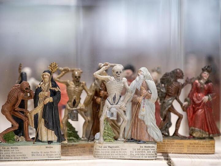 Figuren des "Zitzenhausener Totentanz" aus dem 18.-19. Jahrhundert auf der Triennale Kleinplastik Fellbach.