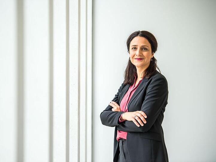 Mirjam Zadoff, Direktorin vom NS-Dokumentationszentrum München, lächelt. Foto: Lino Mirgeler/dpa/Archivbild