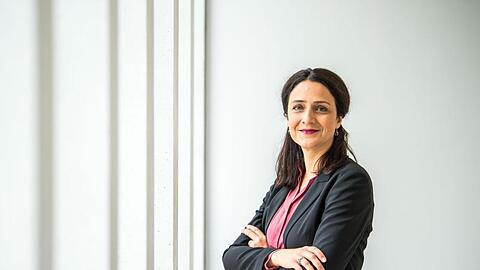 Mirjam Zadoff, Direktorin vom NS-Dokumentationszentrum München, lächelt. Foto: Lino Mirgeler/dpa/Archivbild