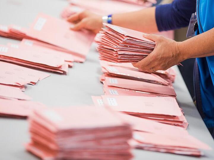 Wahlhelfer sortieren Wahlbriefe. Foto: picture alliance/Rolf Vennenbernd/dpa/Symbolbild