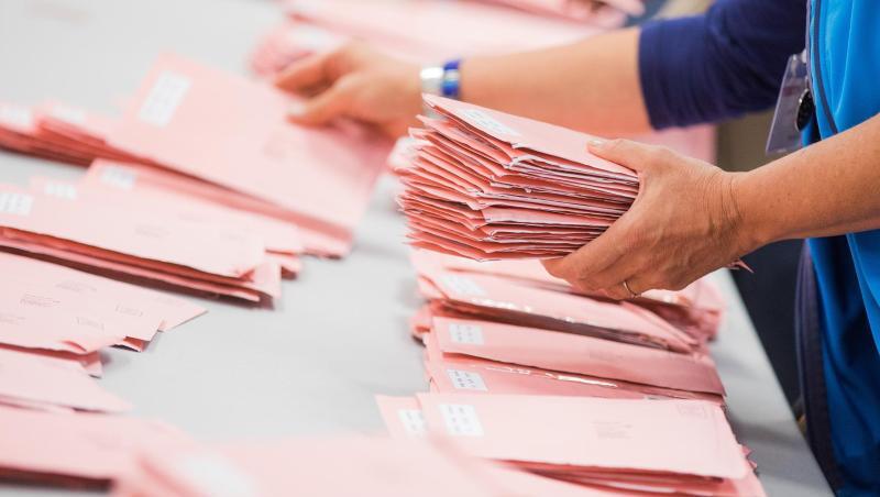 Wahlhelfer sortieren Wahlbriefe. Foto: picture alliance/Rolf Vennenbernd/dpa/Symbolbild Wahlhelfer sortieren Wahlbriefe. Foto: picture alliance/Rolf Vennenbernd/dpa/Symbolbild