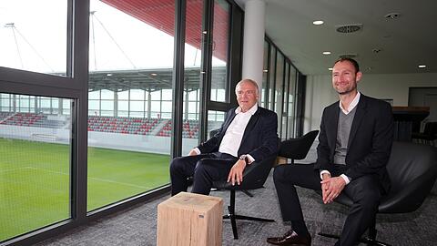 Unter seiner Leitung läuft es prima am Bayern-Campus: NLZ-Chef Jochen Sauer (r.).