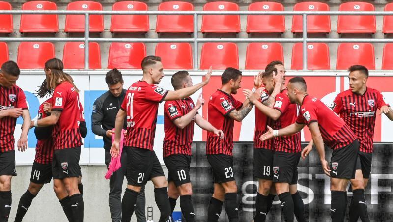 Die Mannschaft von Ingolstadt jubelt nach einem Treffer.