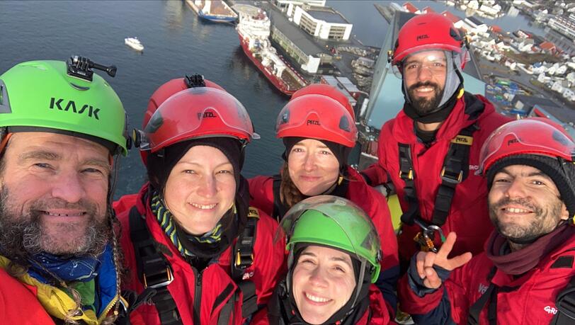 Die Greenpeace-Aktivisten haben auf dem 125 Meter hohen Fackelbaum der Plattform ein Foto gemacht.