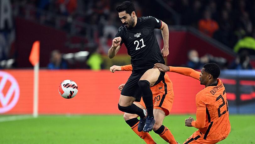 Deutschlands Ilkay Gündogan im Zweikampf mit zwei Niederländern.