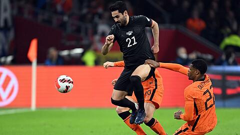 Deutschlands Ilkay Gündogan im Zweikampf mit zwei Niederländern.