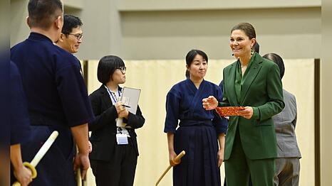 Schwedens Kronprinzessin Victoria spricht nach einer Kampfkunstvorführung am Japan Joint Staff College in Tokio.