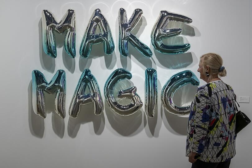 „Make Magic“ blinkt Jeppe Hein nicht nur dieser Besucherin der Art Basel entgegen. Schillernder Minimalismus kommt immer an, und vielleicht sollte man sich ja anstecken lassen? Hein hat sich übrigens auch die Wasserspiele vor dem Lenbachhaus einfallen lassen. „Make Magic“ blinkt Jeppe Hein nicht nur dieser Besucherin der Art Basel entgegen. Schillernder Minimalismus kommt immer an, und vielleicht sollte man sich ja anstecken lassen? Hein hat sich übrigens auch die Wasserspiele vor dem Lenbachhaus einfallen lassen.