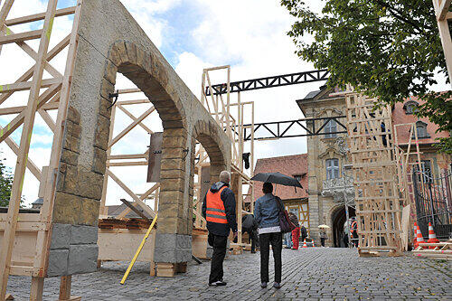 Die Kulissenbauer auf der Oberen Brücke vor dem Alten Rathaus haben alle Hände voll zu tun.