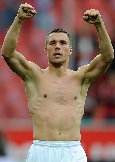 ...da muss Bayern-Star Lukas Podolski wohl noch etwas trainieren. Aber dieser Oberkörper ist auch schön anzusehen.